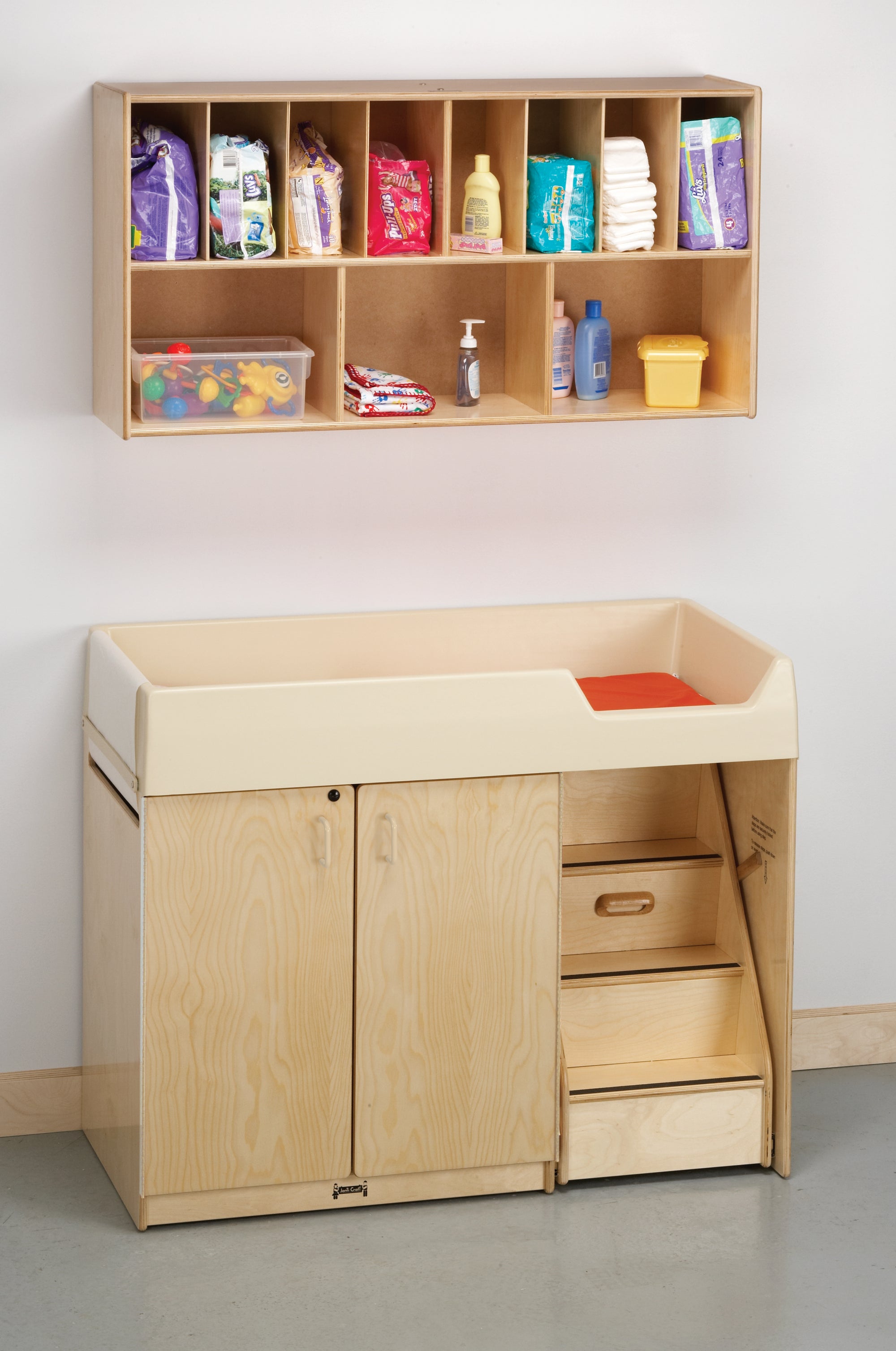 Cambiador de pañales Jonti-Craft® n.° 1298 con escalera (derecha)