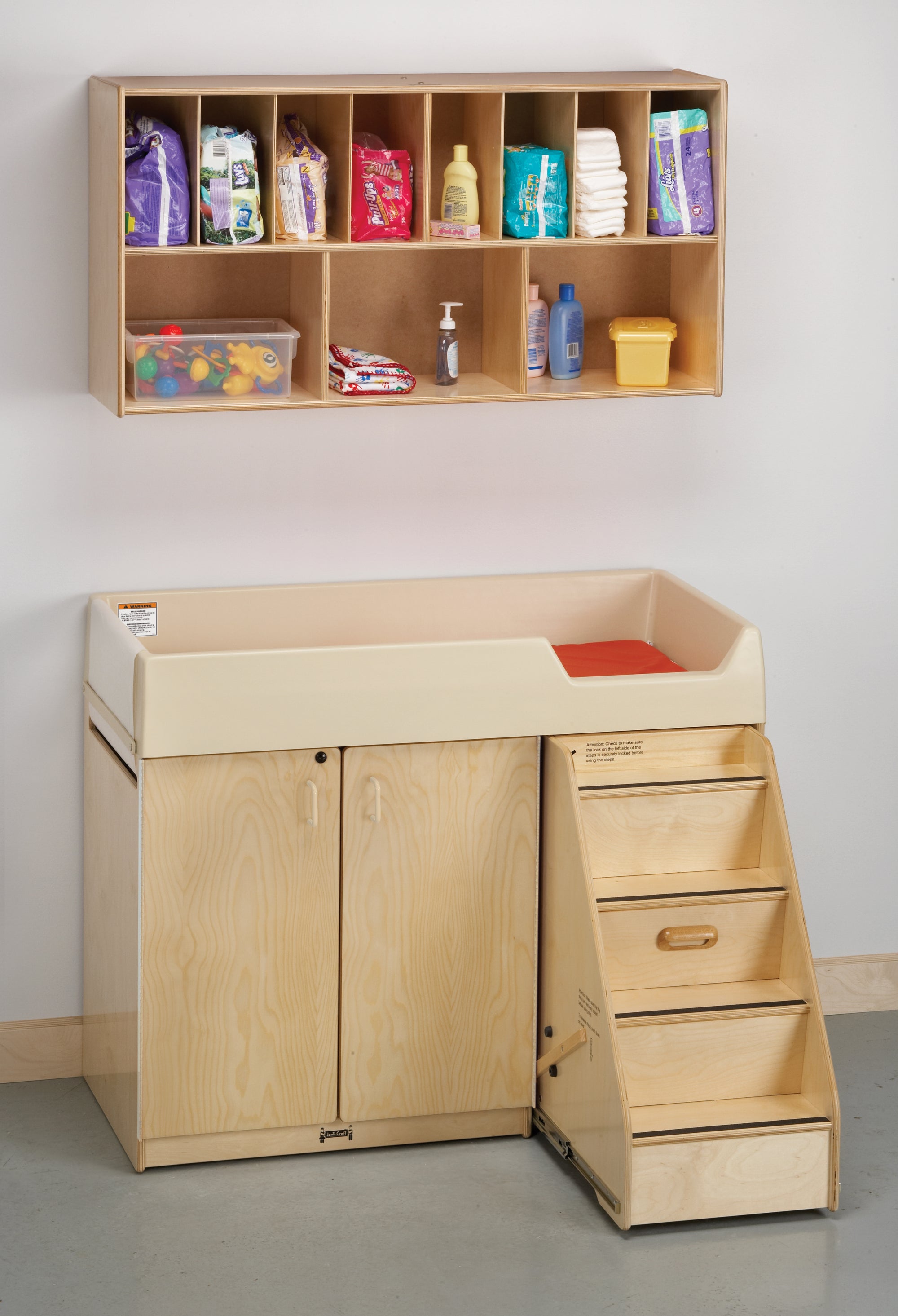 Cambiador de pañales Jonti-Craft® n.° 1298 con escalera (derecha)