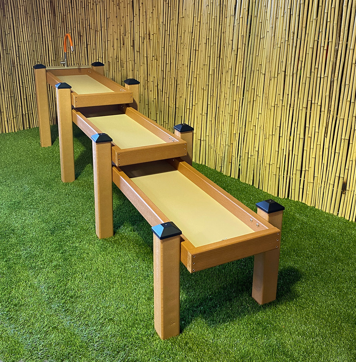 #59000 KSO-A4B2C2FFLEX Estación infantil para exteriores con sistema de agua y arena, triple canal con grifo de goma flexible